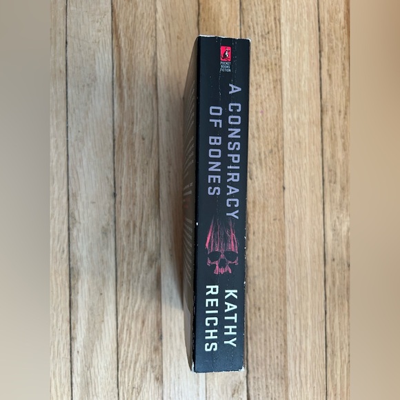2/$10 Conspiracy Of Bones Kathy Reichs📚 - Picture 6 of 6